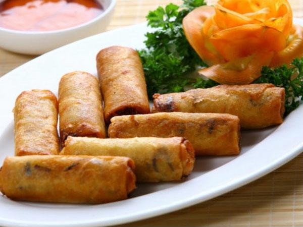 Chả giò thịt heo chiên vàng giòn rụm trên đĩa