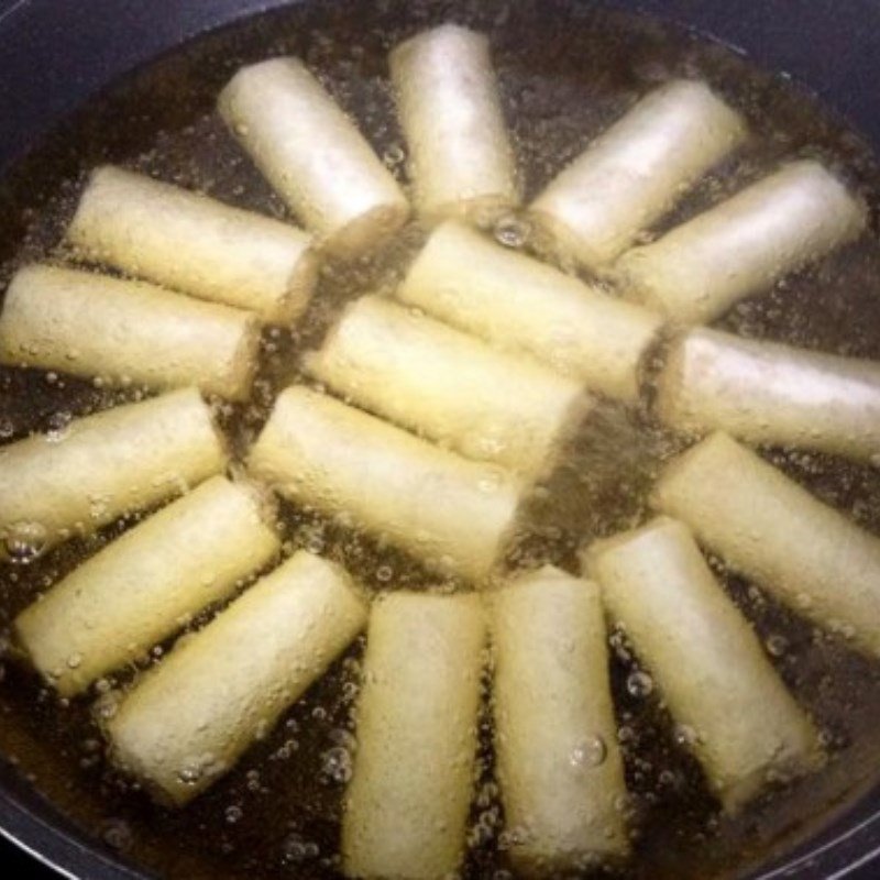 chả giò tôm thịt đang chiên ngập dầu