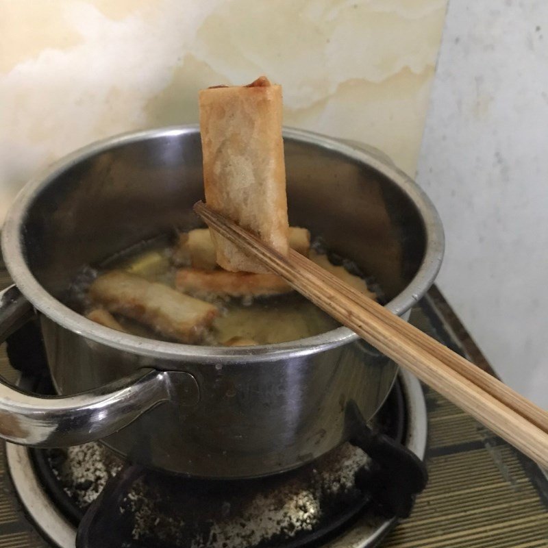 chả giò tôm thịt khoai tây chiên vàng đều