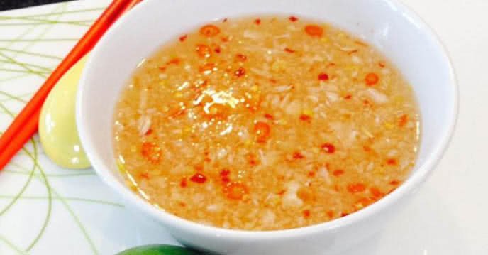 Chả giò tôm thịt miền Nam chiên vàng giòn kèm nước chấm