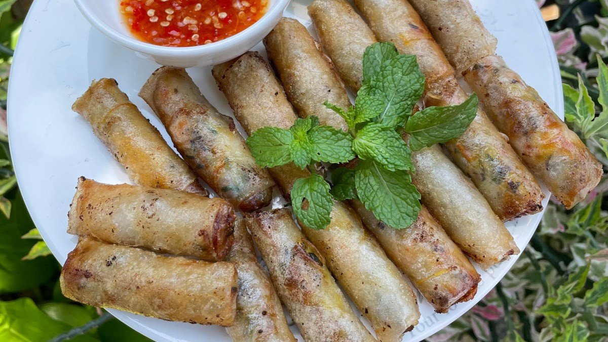 chả giò tôm thịt vàng giòn hấp dẫn