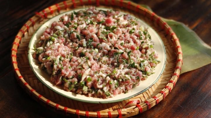 Chả lá lốt thơm ngon được làm từ thịt xay và lá lốt xanh