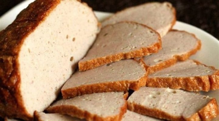 Chả lụa chiên vàng giòn, cắt lát hấp dẫn