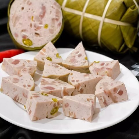 Chả lụa ớt xiêm xanh cắt lát, rõ các miếng bì giòn và hạt ớt xanh.