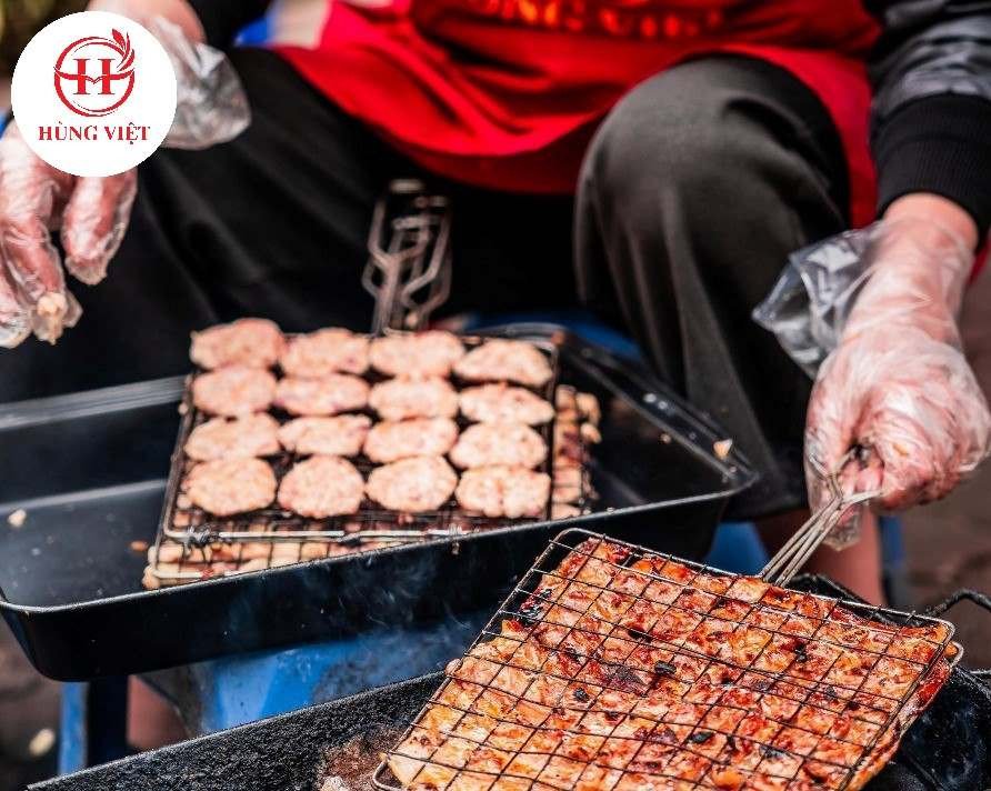 Chả miếng đang được nướng trên bếp than hồng cho món bún chả