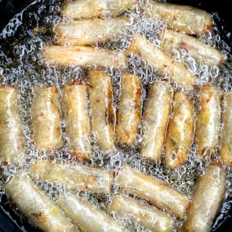Chả ram tôm thịt vàng giòn sau khi chiên