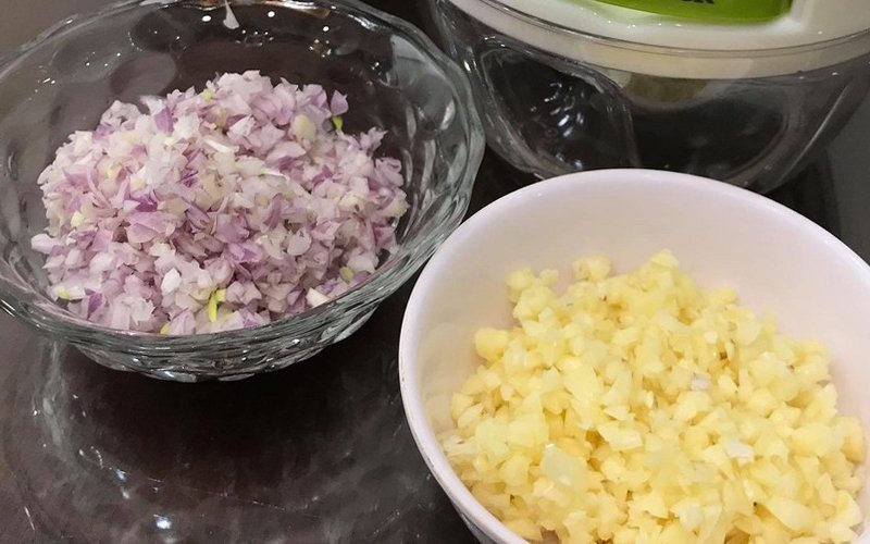 Chả thịt nướng đã được tạo hình thành viên dẹt, sẵn sàng cho vào nồi chiên không dầu