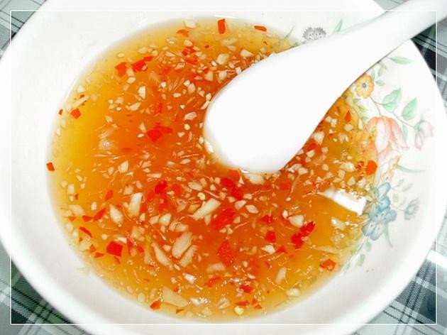 Chai nước mắm truyền thống chất lượng cao, nguyên liệu quan trọng cho nước chấm ngon