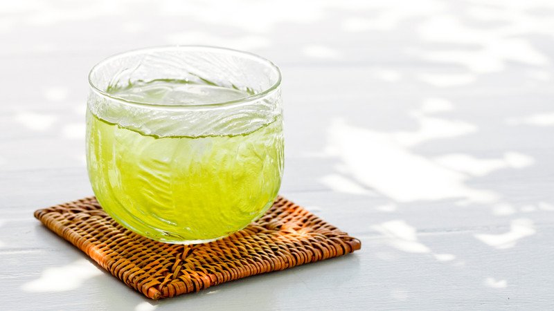 Chai nước trà xanh Không Độ với thông tin về lượng calo