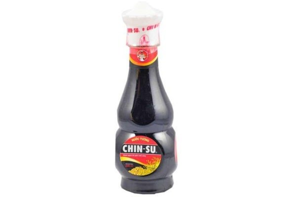 Chai nước tương Chinsu tỏi ớt 250ml với bao bì đặc trưng, thể hiện rõ hương vị cay nồng, ít calo, phù hợp cho bữa ăn thêm đậm đà.