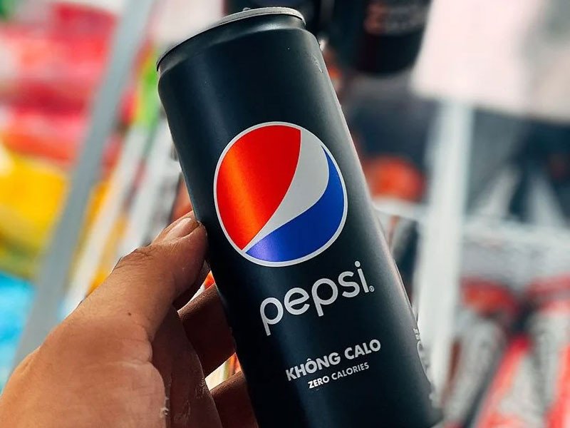 Chai Pepsi không calo với biểu tượng hạn chế, khuyến cáo không lạm dụng để tránh tác động sức khỏe.