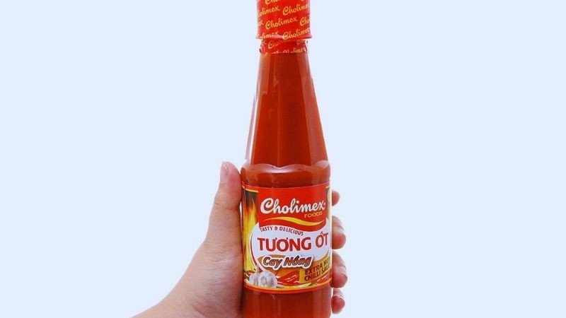 Chai tương ớt Cholimex màu đỏ bắt mắt trên nền trắng, làm rõ giá trị dinh dưỡng