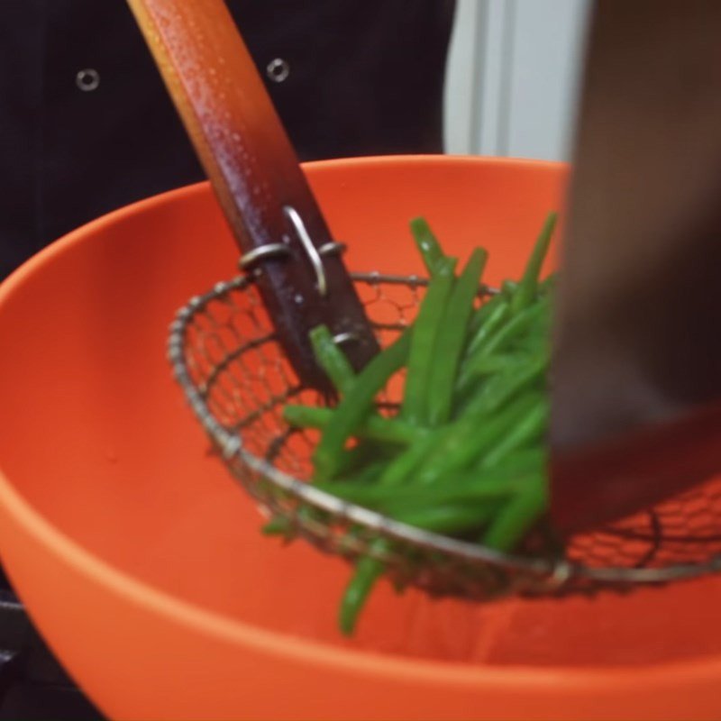 Chần đậu que trong nước sôi