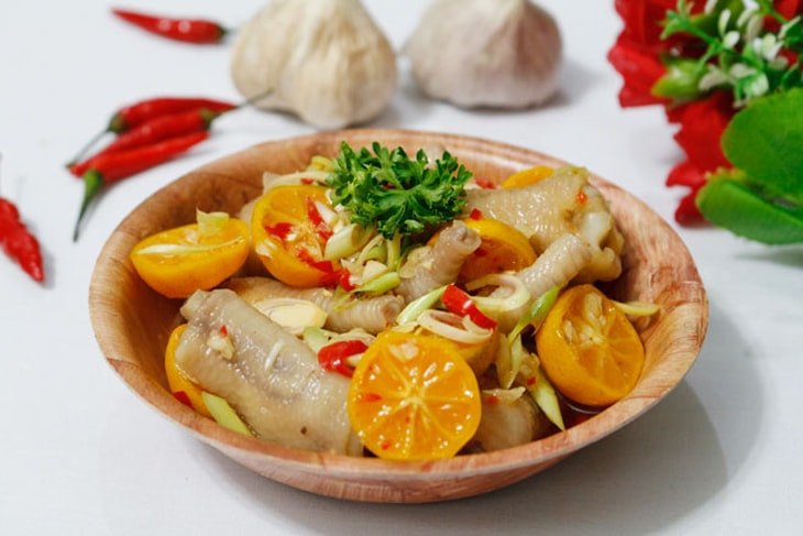 Chân gà ngâm sả tắc chua cay, món ăn vặt phổ biến với lượng calo cần lưu ý