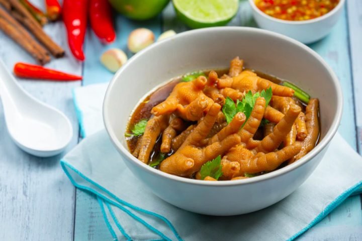 Chân gà tươi nguyên liệu chính để tạo ra các sản phẩm chân gà đóng gói