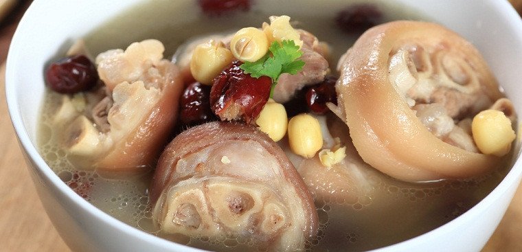 Chân giò hầm thuốc bắc nóng hổi, nghi ngút khói, minh họa cho cách nấu chân giò hầm thuốc bắc bổ dưỡng