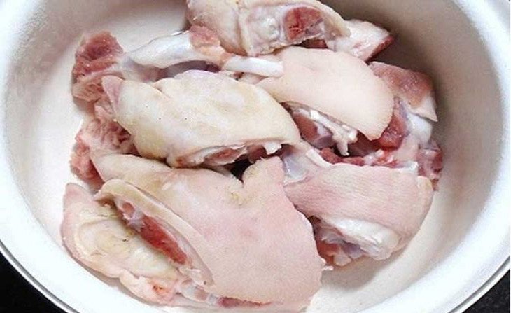 Chân giò heo đang được rửa sạch để chuẩn bị nấu cháo