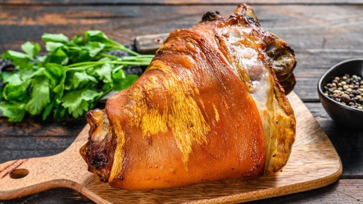 Chân giò heo luộc hấp dẫn, gợi hỏi về lượng calo trong giò heo