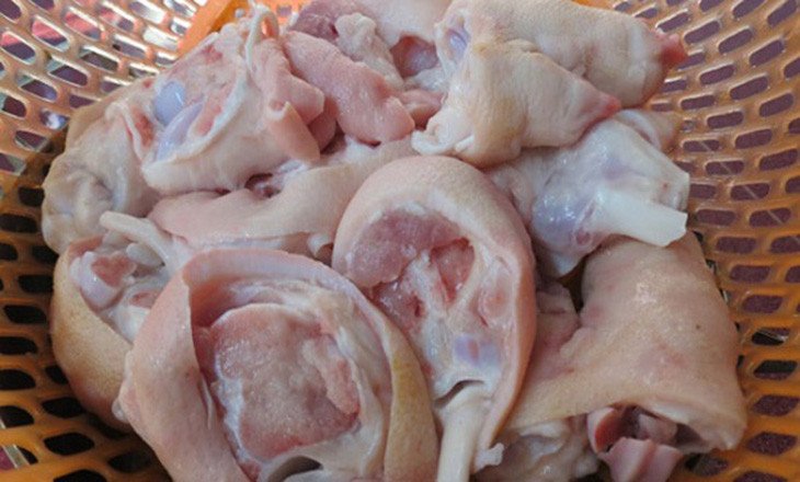 Chân giò heo tươi ngon đang được sơ chế cẩn thận cho món cháo giò heo đậu xanh