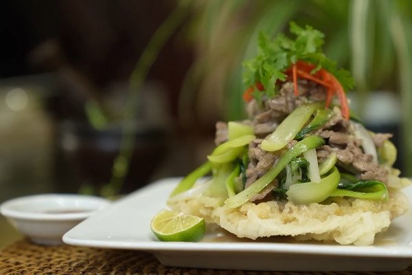Chan hỗn hợp xào đậm đà lên bánh phở giòn, thưởng thức món ăn đặc sắc