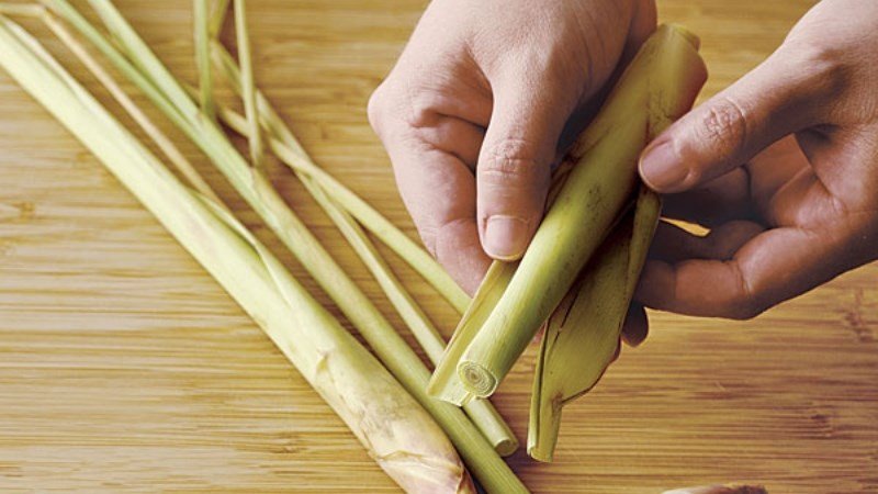 Chần sơ dạ dày bò với sả để khử mùi hôi hiệu quả