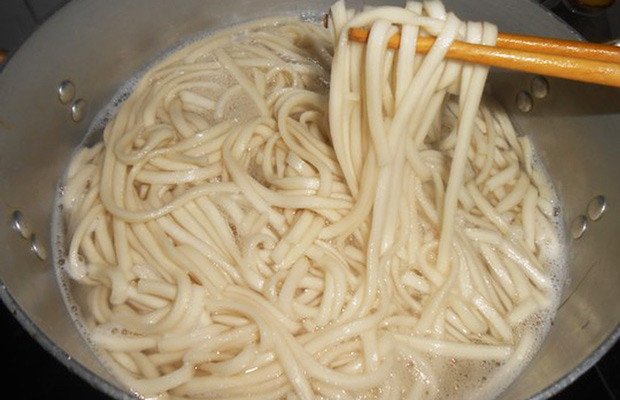 Chần sợi bánh canh với nước sôi