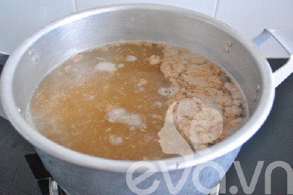 Chần thịt bò, rau xanh và các loại chả trong nước dùng để làm bánh đa trộn