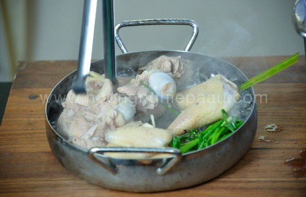 chan xuong qua nuoc soi, sau do ngam da de dam bao chat luong nuoc dung