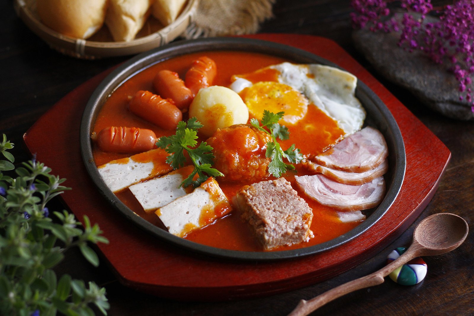 Chảo bánh mì nóng hổi với nước sốt cà chua đậm đà, trứng và xúc xích