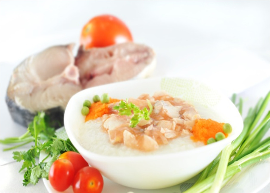 Cháo cá hồi cà chua và ngô ngọt