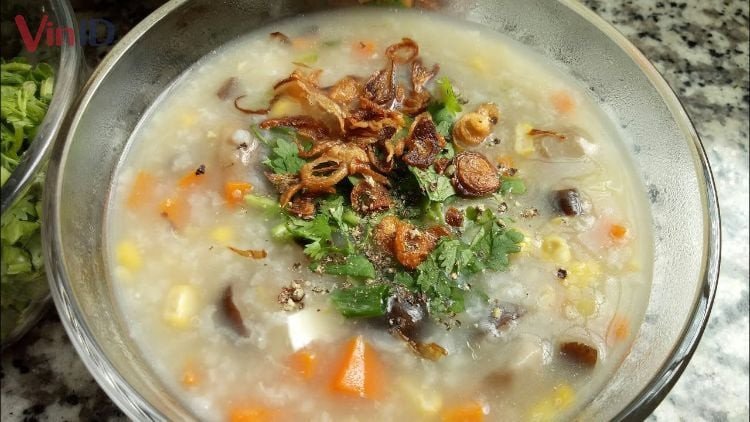 Cháo chay thập cẩm rau củ quả tươi ngon, đầy màu sắc