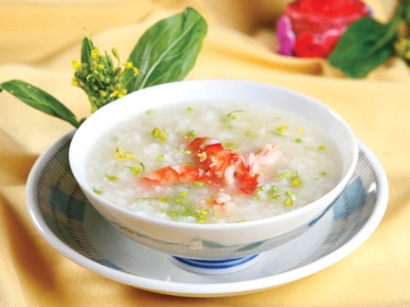 Cháo cơm nguội thành phẩm với đầy đủ topping hấp dẫn