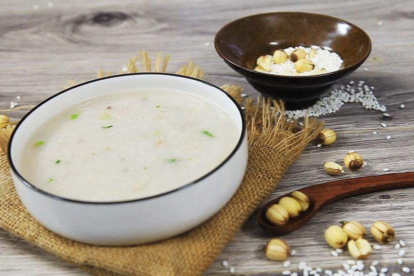 Cháo cua hạt sen giúp bé ngủ ngon