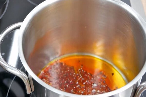 Chảo dầu điều tạo màu sắc tự nhiên cho bún bò tái