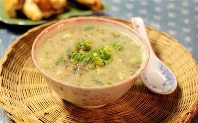 Cháo đậu xanh thanh mát, rất phù hợp trong cách nấu cháo cho người già bị ốm tại Nấu Chuẩn Ăn Ngon