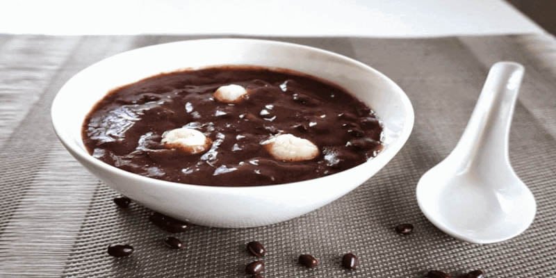 Cháo đỗ đen được nấu nhanh chóng và tiện lợi bằng bếp từ