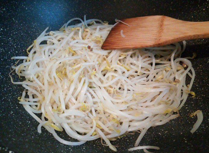 Chảo giá đỗ đang được xào nhanh trên lửa lớn