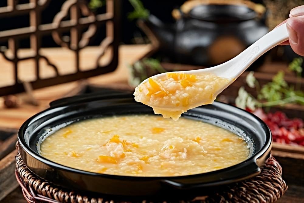 Cháo hạt kê bí đỏ cho bé ăn dặm, món ăn màu sắc và giàu vitamin