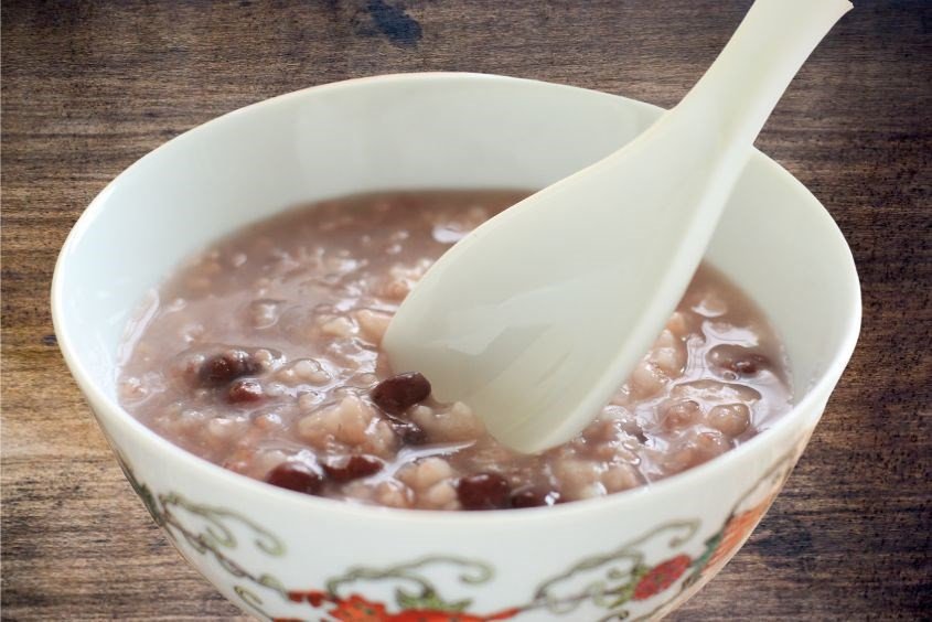 Cháo hạt kê đậu đỏ mềm mịn, dễ tiêu hóa cho bữa ăn dặm.