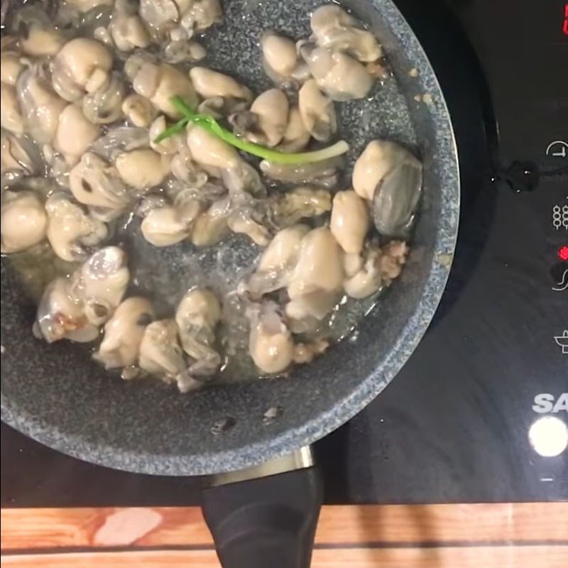 Cháo hàu đậu xanh: Món cháo hàu đậu xanh đã hoàn thành thơm ngon