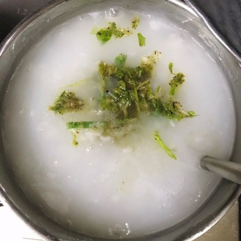Cháo hàu nấm rơm đang sôi