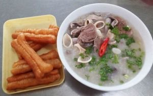 Cháo lòng miền Tây nóng hổi với đầy đủ nội tạng và rau thơm