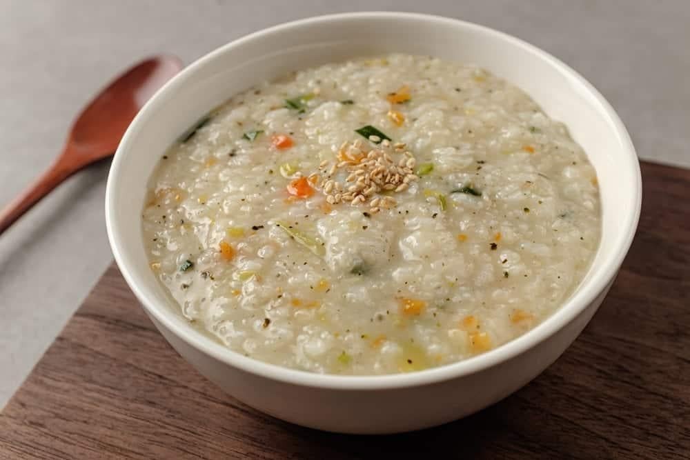 Cháo lươn cà rốt đậu Hà Lan đầy màu sắc cho bé