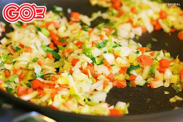 Chảo sốt cà chua đang được nấu trên bếp cho bánh mì