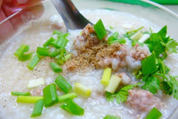 Cháo thịt bằm thơm ngon nóng hổi đã sẵn sàng để thưởng thức