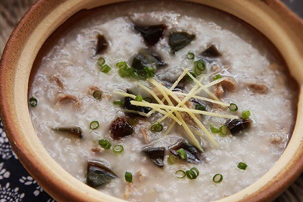 Cháo thịt bằm với trứng bắc thảo và gừng ấm bụng, bổ dưỡng