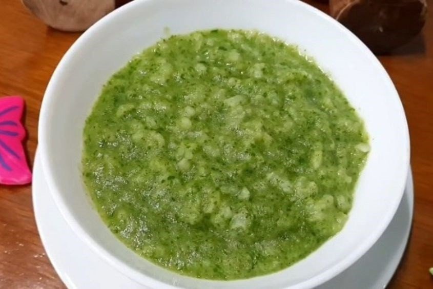Cháo thịt bò cải bó xôi cho bé ăn dặm