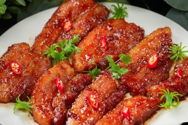 Chảo thịt ram mặn ngọt đang nấu trên bếp từ, dậy mùi thơm