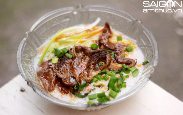 Cháo tim heo nóng hổi, thơm ngon, trang trí hành ngò