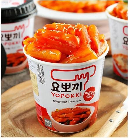 Chảo Tokbokki gói sẵn đang sôi trên bếp, sẵn sàng thưởng thức